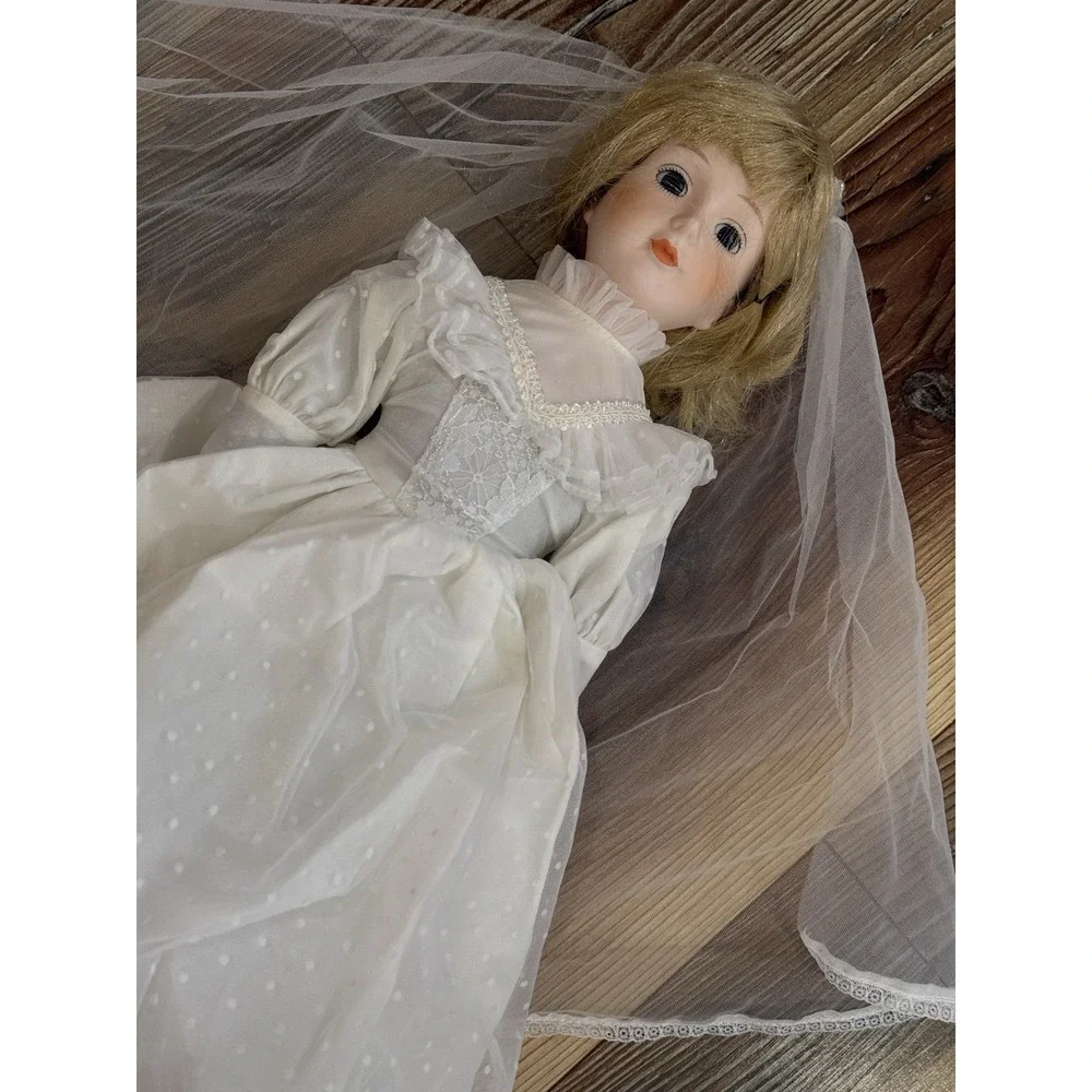 The Heritage Mint Collection Ltd. Porcelain 16